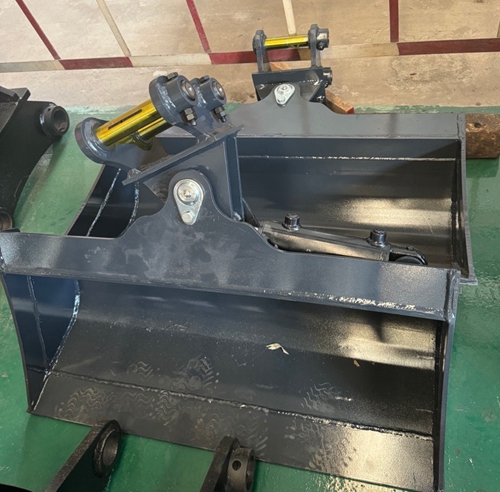 挖掘机旋转倾斜挖斗